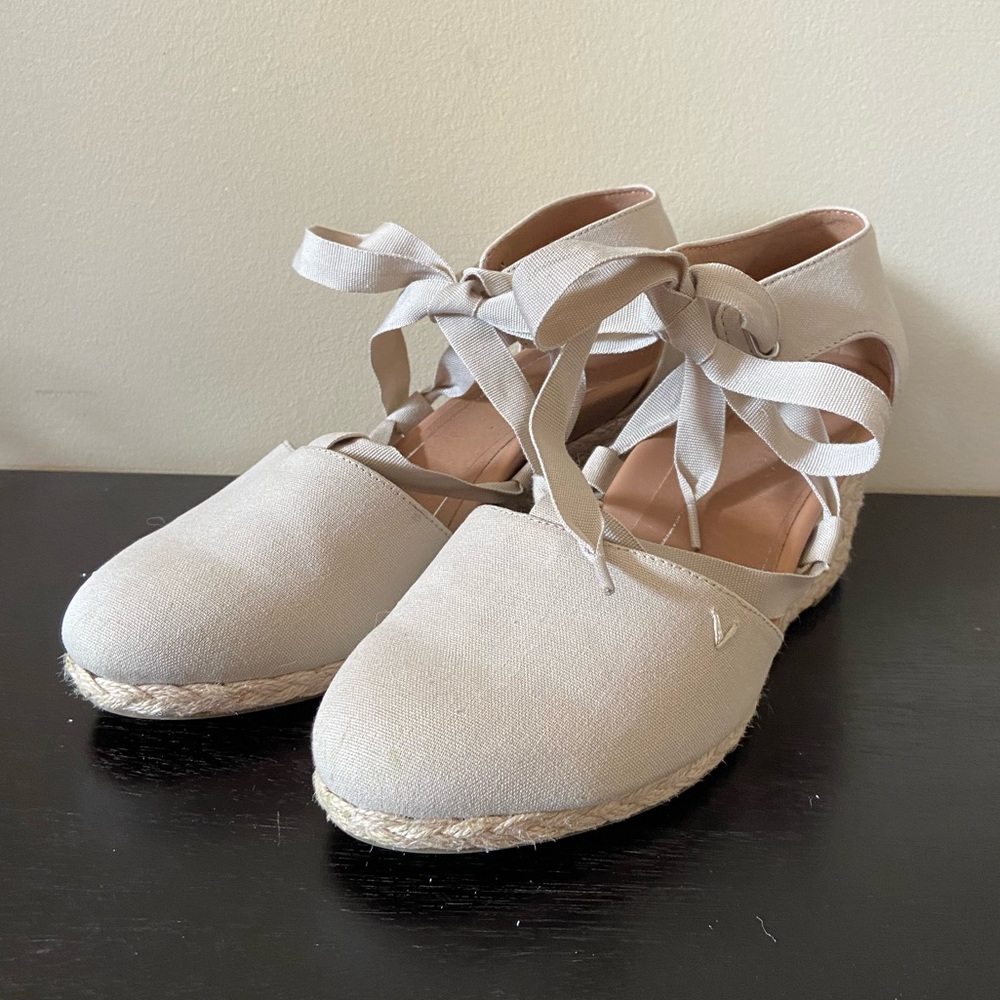 Vionic Kaitlyn wedges in oat— size 9